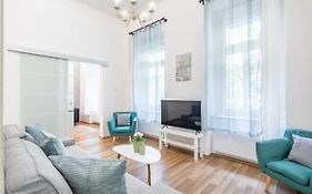 Comfy And Bright Apartment In The Center
